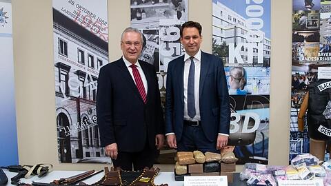 Joachim Herrmann und Georg Eisenreich präsentieren sichergestellte Waffen, Drogen und Falschgeld. Foto: Sven Hoppe/dpa