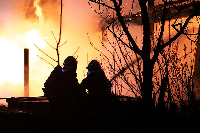 Bei dem Brand ist eine Person leicht verletzt worden, die Ursache für das Feuer ist noch unklar.