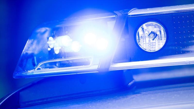 Eine Polizeistreife wurde von einem Mann mit einem Messer angegriffen. (Symbolbild)