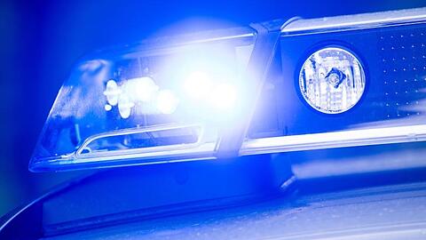 Eine Polizeistreife wurde von einem Mann mit einem Messer angegriffen. (Symbolbild)