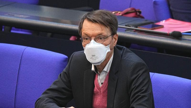 Karl Lauterbach (SPD), Gesundheitsexperte, nimmt der Sitzung des Bundestags teil.