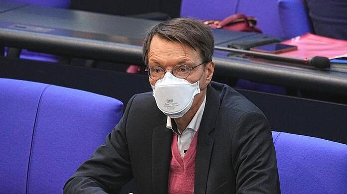 Karl Lauterbach (SPD), Gesundheitsexperte, nimmt der Sitzung des Bundestags teil.