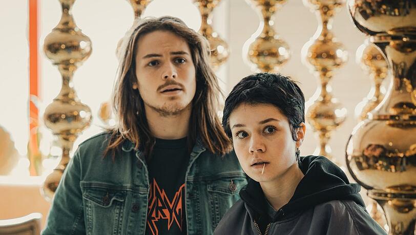 "Stralsund: Wilde Hunde": Jo Brandt (Jack Owen Berglund) und Daria (Lea Drinda) wollen ihre neue Freiheit mit einem Restaurantbesuch feiern.
