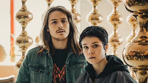 "Stralsund: Wilde Hunde": Jo Brandt (Jack Owen Berglund) und Daria (Lea Drinda) wollen ihre neue Freiheit mit einem Restaurantbesuch feiern.