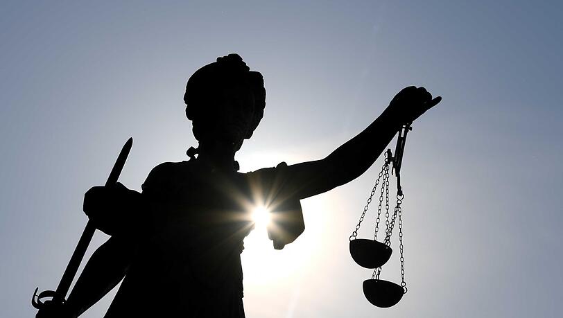 Eine Statue der Justitia steht mit Waage und Schwert in der Hand. (Symbolbild)