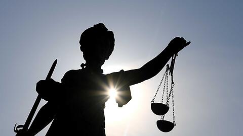 Eine Statue der Justitia steht mit Waage und Schwert in der Hand. (Symbolbild)