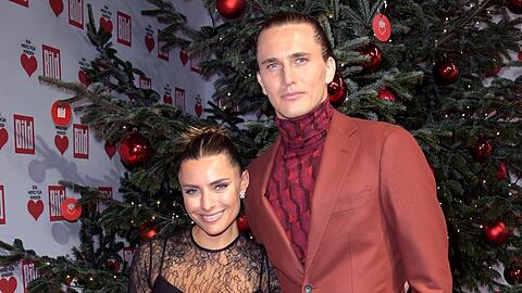 Sophia Thomalla und Alexander Zverev posierten bei "Ein Herz für Kinder" eng umschlungen vor dem Weihnachtsbaum. Bei ihnen selbst gibt es aber keine große Festtagsstimmung.