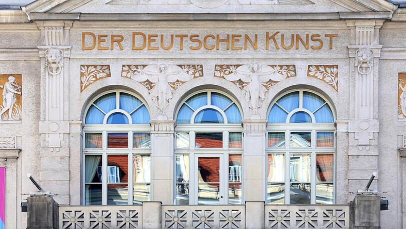 Ein bisserl arg pathetisch wirkt sie schon, die Inschrift &uuml;ber dem Haupteingang vom pr&auml;chtigen Prinzregententheater.