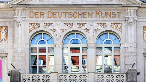 Ein bisserl arg pathetisch wirkt sie schon, die Inschrift &uuml;ber dem Haupteingang vom pr&auml;chtigen Prinzregententheater.