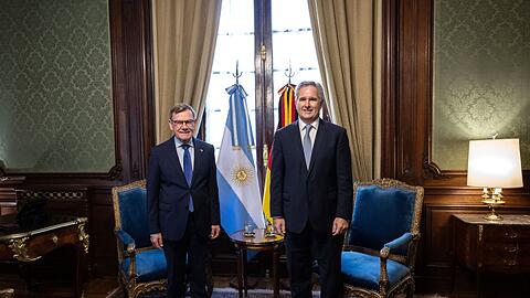 Au&szlig;enminister Johann Wadephul (CDU, l.) beim Treffen mit seinem argentinischen Kollegen Pablo Quirno in der Hauptstadt Buenos Aires.
