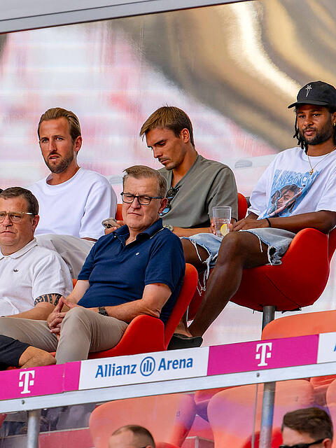 Sa&szlig; im Testspiel gegen RB Leipzig auf der Trib&uuml;ne: Jo&atilde;o Palhinha.