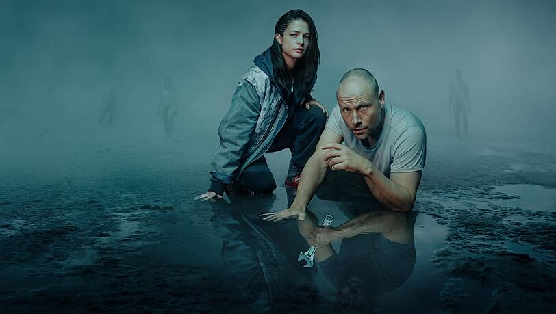 Soma (Lisa-Marie Koroll) und Ben Sandmann (Max Riemelt) machen in "Die Düsteren" Bekanntschaft mit einer Reihe von Doppelgängern. Soma (Lisa-Marie Koroll) und Ben Sandmann (Max Riemelt) machen in "Die Düsteren" Bekanntschaft mit einer Reihe von Doppelgängern.