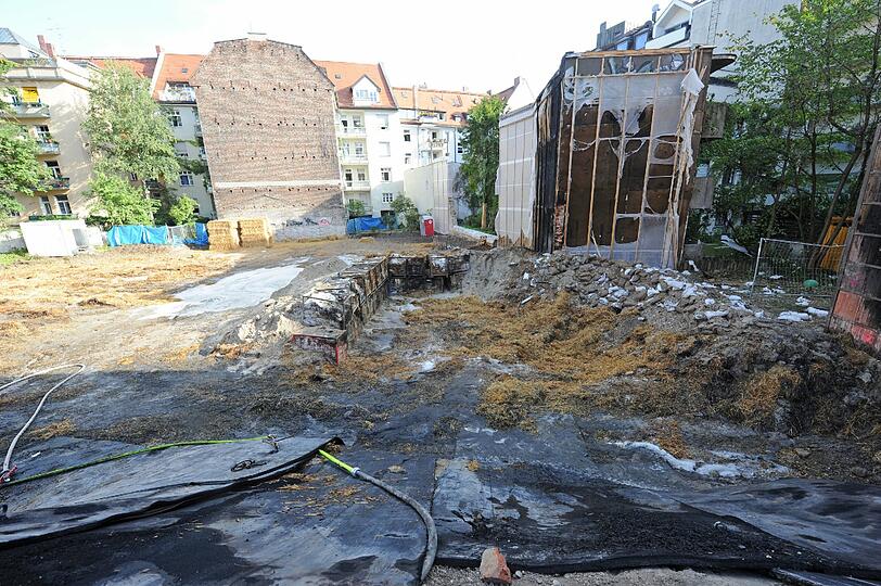 Schwabing am Tag nach der Bombensprengung: Die Spuren der Detonation sind deutlich zu erkennen. Im Laufe des Vormittags werden die Schäden an den Gebäuden der Umgebung erfasst.