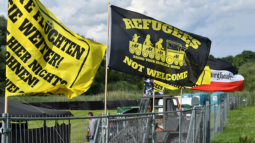 "Rock gegen Überfremdung": Die Bilder vom Neonazi-Konzert und dem Gegenprotest.