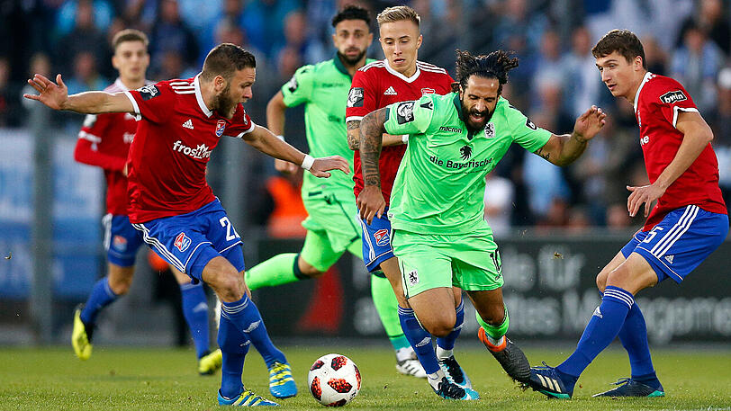 Adriano Grimaldi vom TSV 1860 (Mitte) muss sich mit den Hachingern Dominik Stahl (links) und Josef Welzmüller auseinandersetzen.