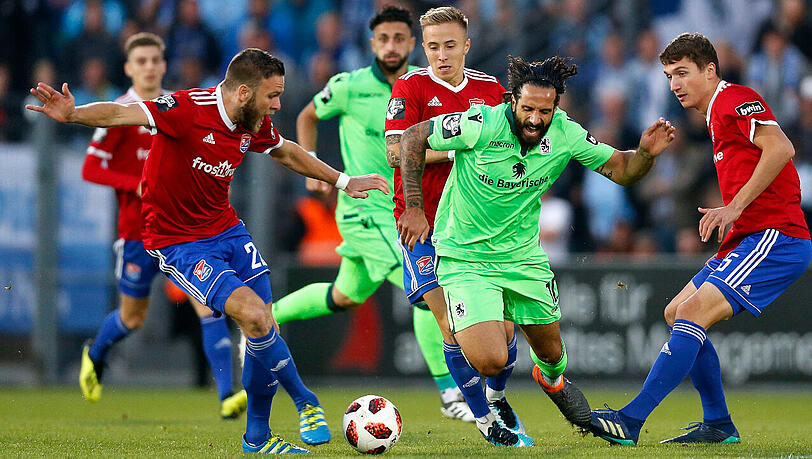 Adriano Grimaldi vom TSV 1860 (Mitte) muss sich mit den Hachingern Dominik Stahl (links) und Josef Welzmüller auseinandersetzen. Adriano Grimaldi vom TSV 1860 (Mitte) muss sich mit den Hachingern Dominik Stahl (links) und Josef Welzmüller auseinandersetzen.
