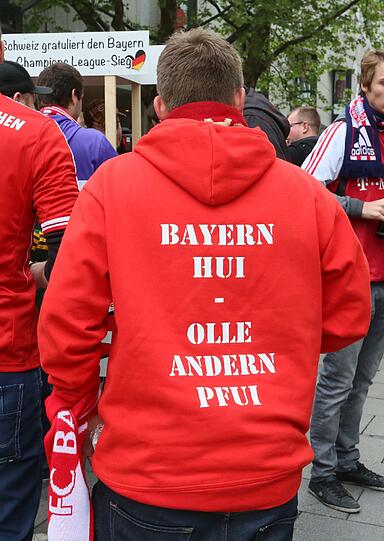 Fans lassen es beim Champions-League-Finale des FC Bayern gegen Dortmund rund um den Marienplatz krachen. Die Bilder