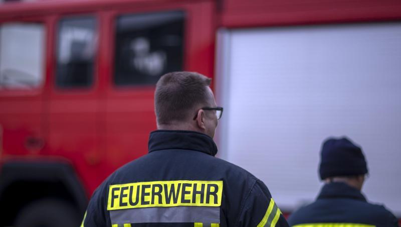 Feuerwehrmänner stehen vor einem Feuerwehrauto. Foto: Jens Büttner/zb/dpa/Archiv Feuerwehrmänner stehen vor einem Feuerwehrauto. Foto: Jens Büttner/zb/dpa/Archiv