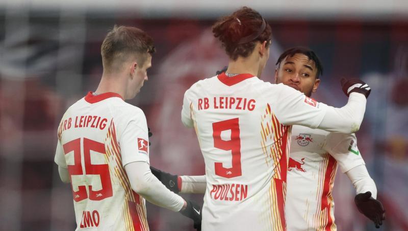 Leipzigs Dani Olmo und Yussuf Poulsen jubeln mit Torschütze Christopher Nkunku (l-r) das Tor zum 2:0.