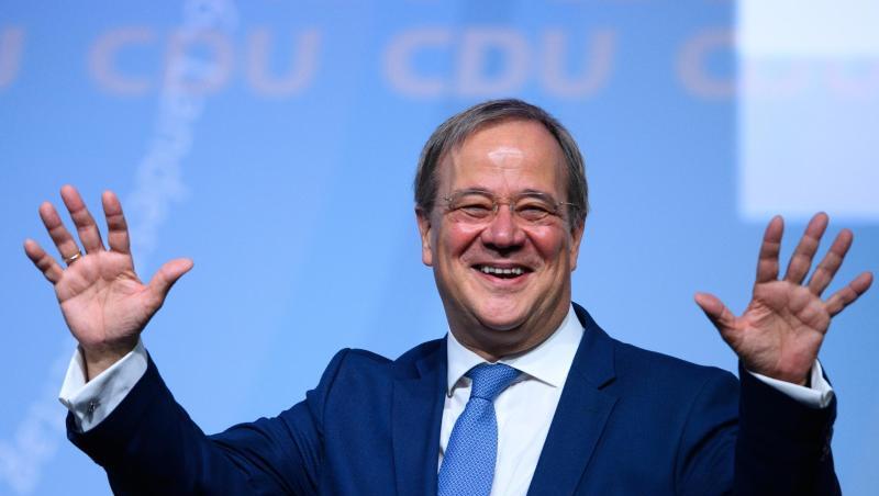 Armin Laschet winkt während des 36. Landesparteitages der CDU Brandenburg in der MBS-Arena nach seiner Rede.