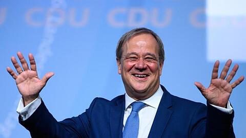 Armin Laschet winkt während des 36. Landesparteitages der CDU Brandenburg in der MBS-Arena nach seiner Rede.
