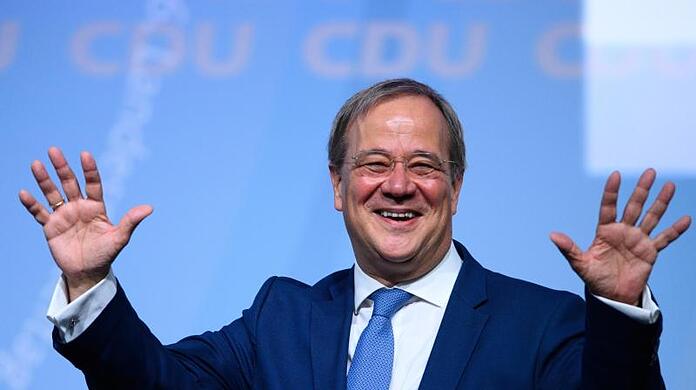 Armin Laschet winkt während des 36. Landesparteitages der CDU Brandenburg in der MBS-Arena nach seiner Rede.