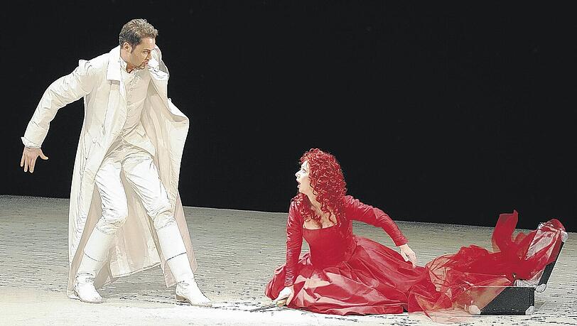 Kupfer-Festspiele: Der Sänger Jochen Kupfer (hier als &bdquo;Don Diovanni&ldquo; mit Ute Selbig) singt im Juli drei Mozart-Opern &ndash; und zuvor die Premiere als &bdquo;Eugen Onegin&ldquo;. Foto: Schillinger