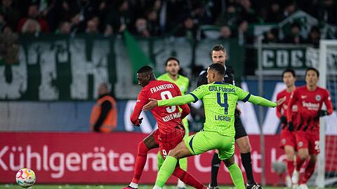 Wolfsburgs Maxence Lacroix (r) im Zweikampf mit dem Frankfurter Randal Kolo Muani.