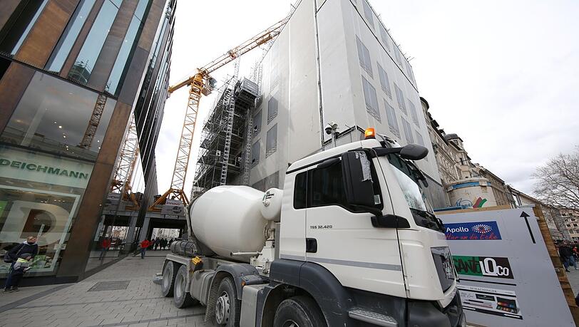Das 50er-Jahre-Gebäude neben dem Augustiner an der Neuhauser Str. 23 wird zum schicken Büro- und Geschäftshaus. Das 50er-Jahre-Gebäude neben dem Augustiner an der Neuhauser Str. 23 wird zum schicken Büro- und Geschäftshaus.