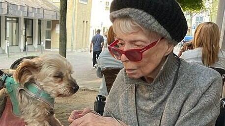 Ingrid  Steeger mit ihrem Hund Lumpi.