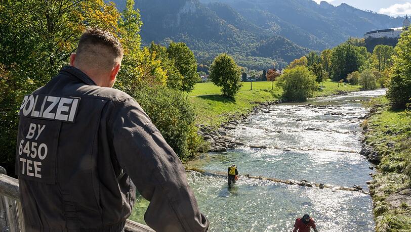 Nach dem Tod der 23-jährigen Hanna suchen Polizeitaucher im Oktober 2022 das Flussbett der Prien bei Aschau im Chiemgau nach Spuren ab.
