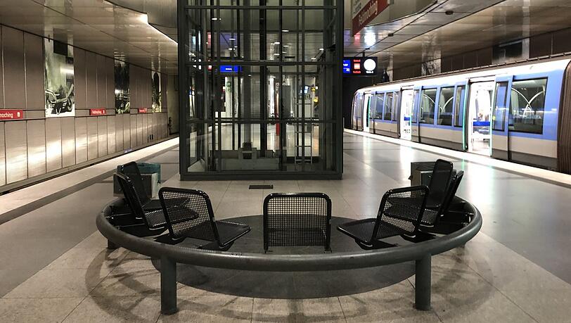 F&uuml;r die Lichtplanung des 1996 er&ouml;ffneten U-Bahnhofs im M&uuml;nchner Norden zeichnet sich das Ingenieurb&uuml;ro Werner Lampl verantwortlich.