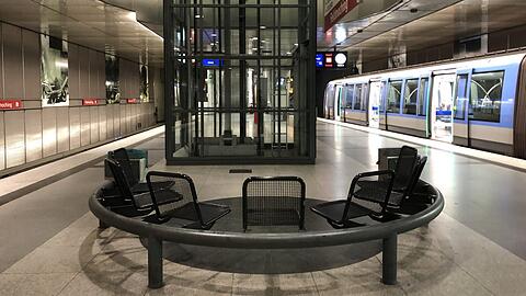 F&uuml;r die Lichtplanung des 1996 er&ouml;ffneten U-Bahnhofs im M&uuml;nchner Norden zeichnet sich das Ingenieurb&uuml;ro Werner Lampl verantwortlich.