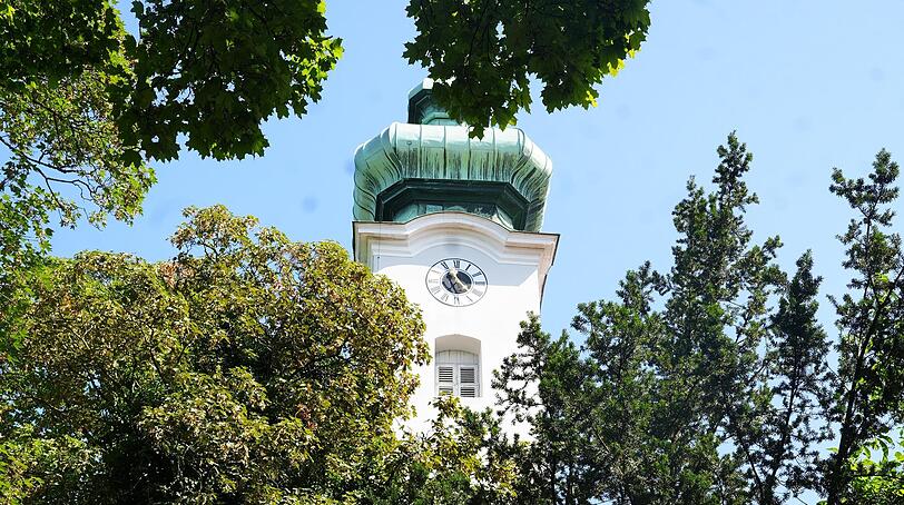 Zwischen den Bäumen lugt der Turm von St. Georg hervor. Zwischen den Bäumen lugt der Turm von St. Georg hervor.