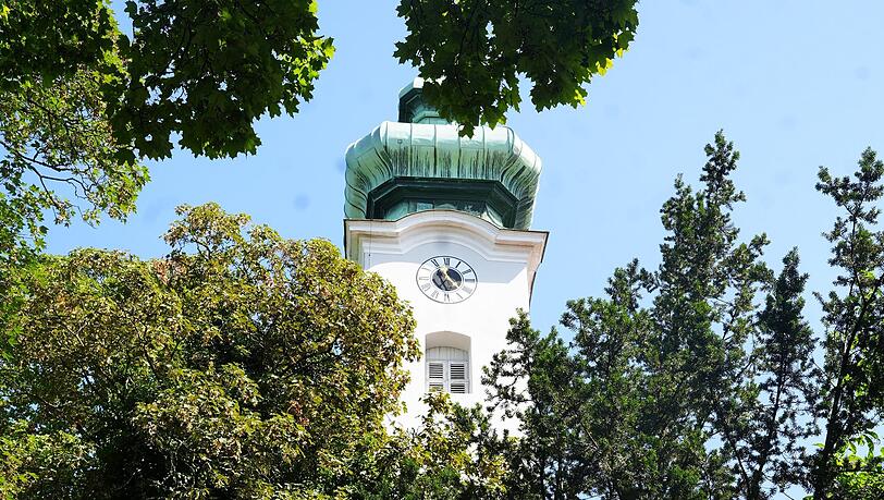 Zwischen den Bäumen lugt der Turm von St. Georg hervor. Zwischen den Bäumen lugt der Turm von St. Georg hervor.