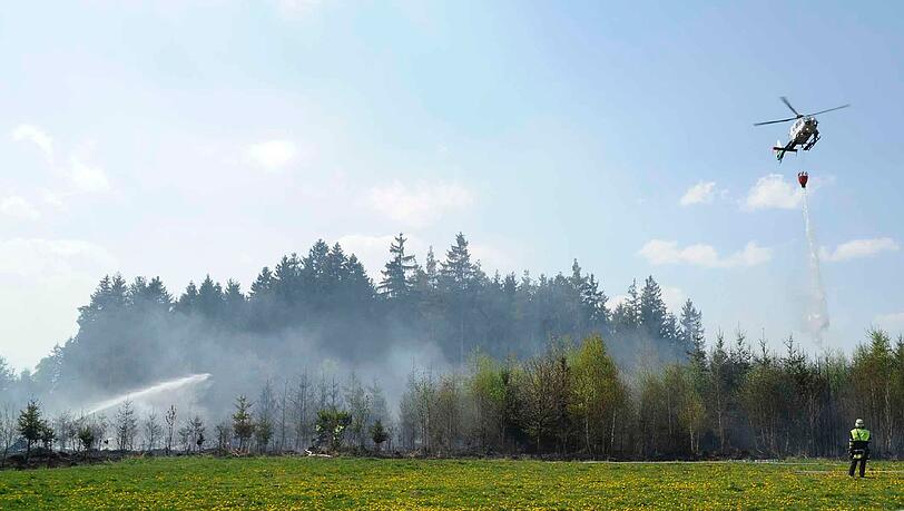 Waldbrand am Stadtrand von München: Rund zwei Hektar Jungwald sind vernichtet worden. Die Bilder der Feuerwehr. Waldbrand am Stadtrand von München: Rund zwei Hektar Jungwald sind vernichtet worden. Die Bilder der Feuerwehr.