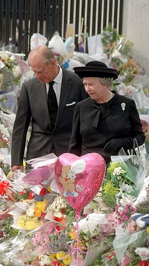 September 1997: Das Paar besichtigt das Blumenmeer zu Ehren Dianas (&dagger;).