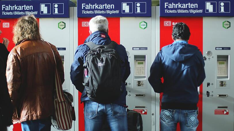 Dortmund: Reisende stehen im Hauptbahnhof an Fahrkartenautomaten. Die Deutsche Bahn veröffentlicht am 04.10.2018 neue Fahrpreise und neue Verbindungen für den Fahrplan 2019.