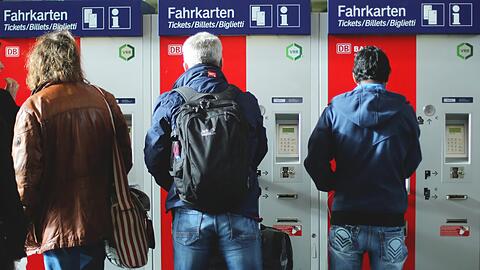 Dortmund: Reisende stehen im Hauptbahnhof an Fahrkartenautomaten. Die Deutsche Bahn veröffentlicht am 04.10.2018 neue Fahrpreise und neue Verbindungen für den Fahrplan 2019.