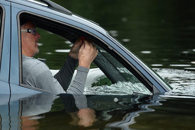 Die Challenge für Ronald: Er muss in einem untergehenden Auto einen Ball durch ein Netz befördern. Die Bilder.