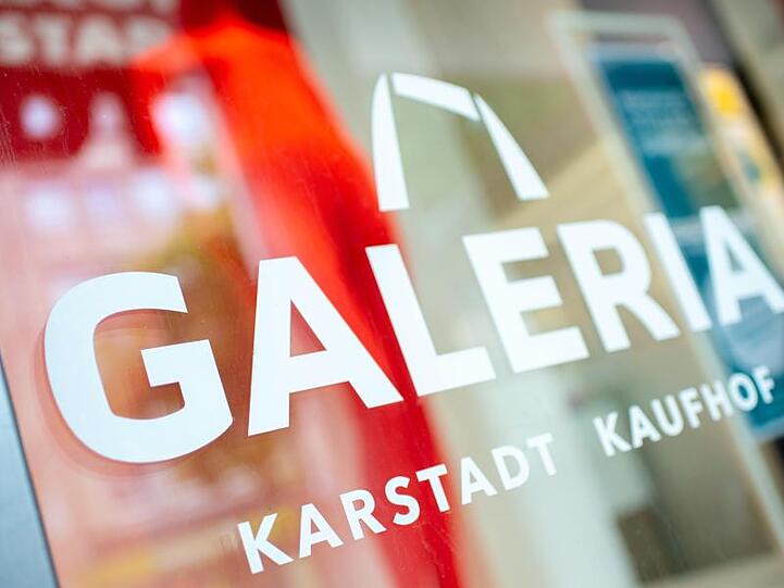 Das Logo von Galeria Karstadt Kaufhof klebt am Schaufenster. Foto: Hauke-Christian Dittrich/dpa/Archivbild