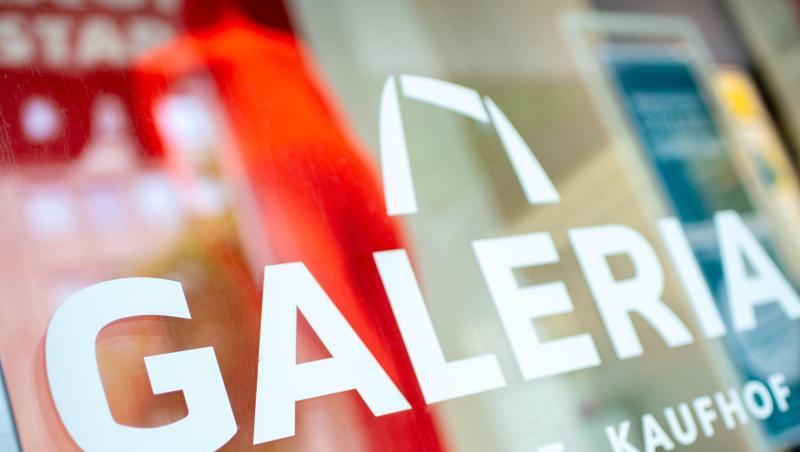 Das Logo von Galeria Karstadt Kaufhof klebt am Schaufenster. Foto: Hauke-Christian Dittrich/dpa/Archivbild Das Logo von Galeria Karstadt Kaufhof klebt am Schaufenster. Foto: Hauke-Christian Dittrich/dpa/Archivbild