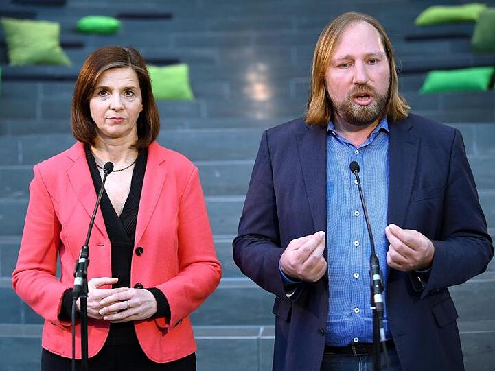Die Grünen-Fraktionschefs Katrin Göring-Eckardt und Anton Hofreiter sprechen im Marie-Elisabeth-Lüders-Haus in Berlin.