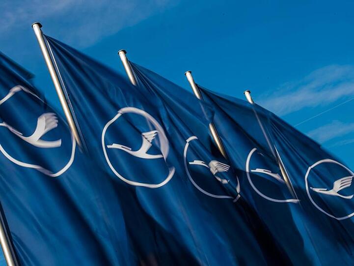 In den festgefahrenen Tarifkonflikt der Lufthansa-Flugbegleiter ist Bewegung gekommen.