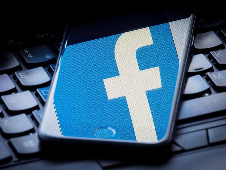 Insgesamt greifen jetzt schätzungsweise rund 2,7 Milliarden Menschen auf zumindest eine App des Konzerns Facebook zurück, zu dem auch WhatsApp und Instagram gehören.