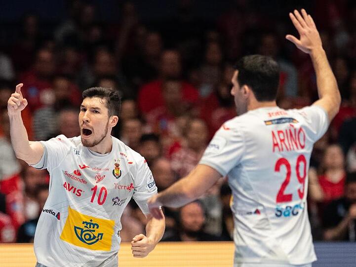 Spaniens Alex Dujshebaev Dobichevaeva (l) und Aitor Arino Bengoechea feiern den 30:26-Erfolg gegen Österreich.