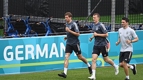 Laufen mit bandagiertem Knie: Thomas Müller - hier mit Lukas Klostermann und Trainer Nicklas Dietrich (v.l.).