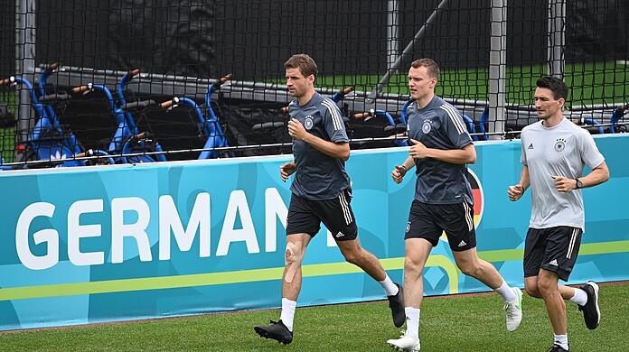 Laufen mit bandagiertem Knie: Thomas Müller - hier mit Lukas Klostermann und Trainer Nicklas Dietrich (v.l.).