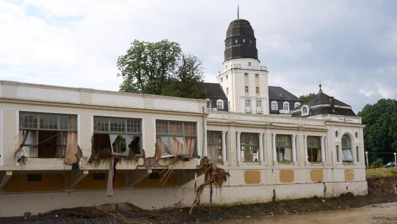 Das beschädigte Kurhaus in Bad Neuenahr-Ahrweiler. Für die Region ist neuer Starkregen vorausgesagt.