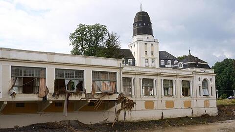 Das beschädigte Kurhaus in Bad Neuenahr-Ahrweiler. Für die Region ist neuer Starkregen vorausgesagt.